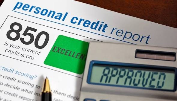 Reporte de crédito personal con puntuación crediticia y aprobación de financiamiento.

