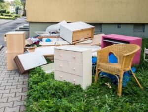 Muebles y pertenencias colocados en el exterior de un inmueble