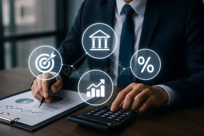 Persona planificando sus finanzas con gráficos y calculadora