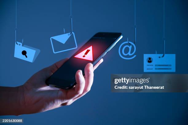 Persona utilizando un teléfono móvil con alertas de seguridad digital y elementos relacionados con protección de datos. 

