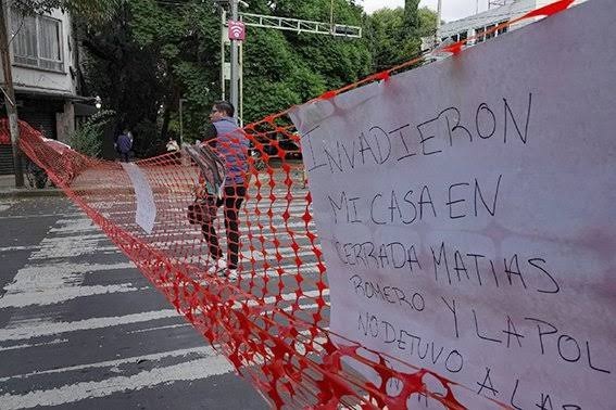 Vivienda acordonada con una malla de seguridad y un aviso sobre una posible ocupación del inmueble 

