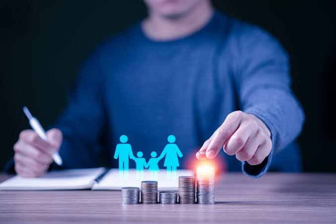 Persona organizando sus finanzas y ahorros para el futuro