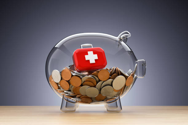 Alcancía con monedas y botiquín que representan ahorro para emergencias