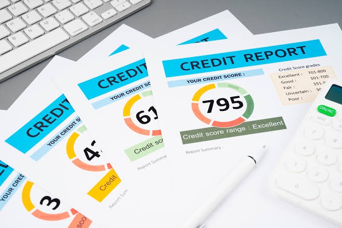 Reportes de crédito con diferentes puntuaciones crediticias