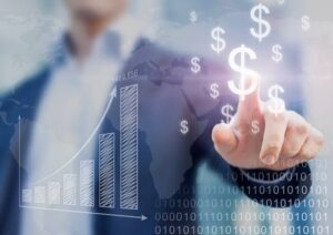 Persona señalando símbolos de dólar sobre una gráfica ascendente, que representa el crecimiento, la liquidez y las alternativas de financiamiento.