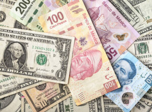 Billetes mexicanos y dólares estadounidenses juntos, representando el tipo de cambio entre el peso mexicano y el dólar.