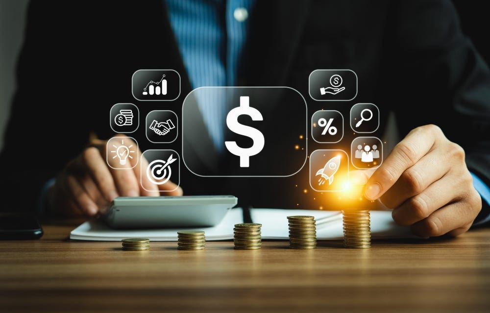 Persona analizando opciones de financiamiento en una pantalla, con monedas e íconos que representan liquidez, tasas, objetivos y diferentes alternativas financieras.