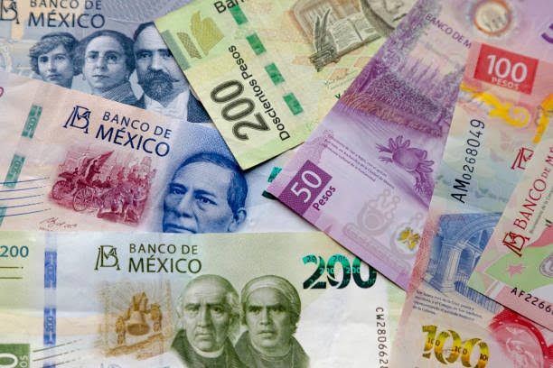 Billetes de pesos mexicanos de diferentes denominaciones, representando la moneda nacional y la economía mexicana. 