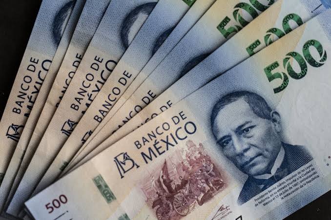 Billetes de 500 pesos mexicanos de diferentes denominaciones, representando el valor del peso mexicano. 

